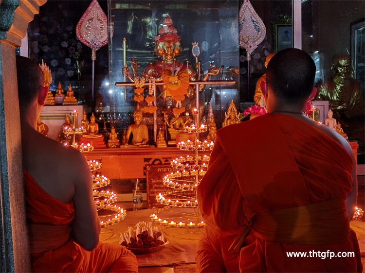 泰国龙婆念经加持代点酥油灯  供灯功德无量