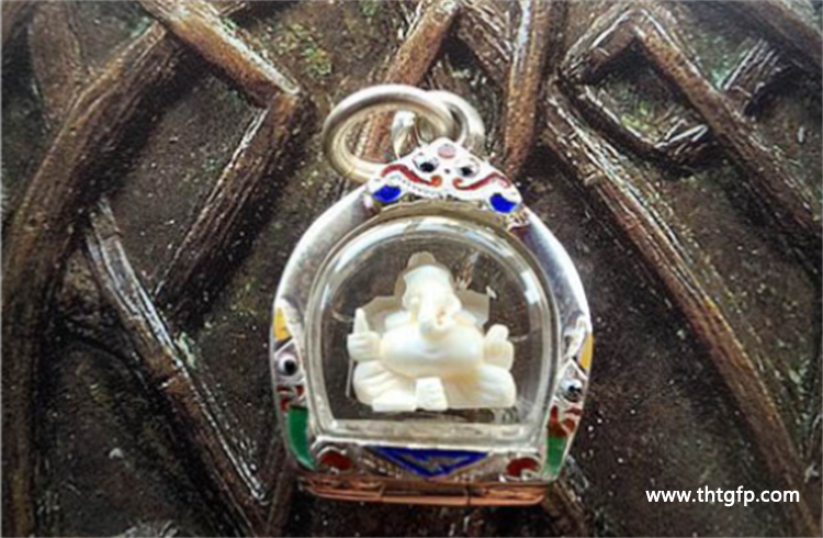 泰国三大圣僧龙婆本师父，佛历2536年和2543年加持的象神佛牌