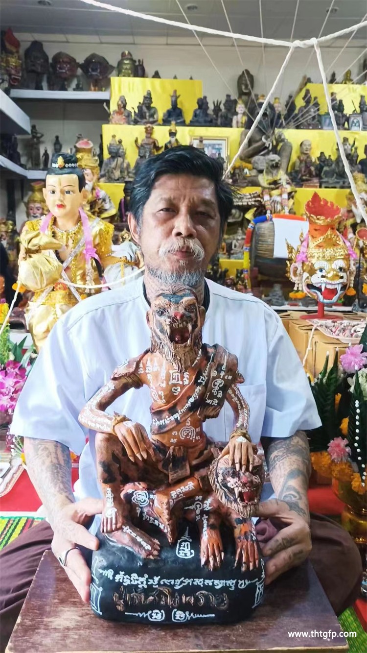 阿赞兰 布周 虎头鲁士坐款 正面 阿赞兰 布周 虎头鲁士坐款 正面.jpg
